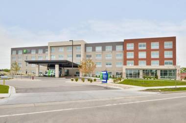 Holiday Inn Express & Suites Madison an IHG Hotel