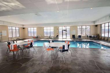 Days Inn & Suites by Wyndham Onalaska