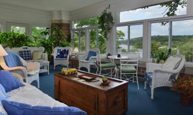 White Rose Inns & Motel