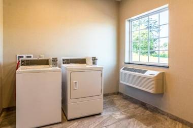 Cobblestone Hotel & Suites - Torrington