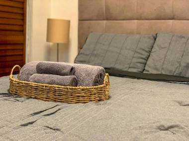 Cozy apartment with pkg and laundry. Pet friendly