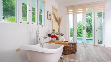 Suite 3 with private pool tub and king size bed