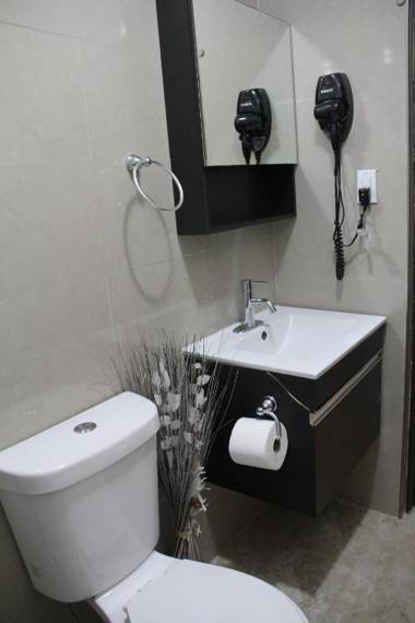 Walking Distance to Food Truck Park Restaurant Viby Nightlife- Studio