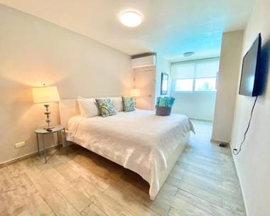 KASA Brisa Marina - 1 bed 1 bath for 2 OCEAN VIEW BALCONY BEACHFRONT CONDO POOL