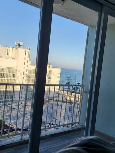 Beautiful remodeled condominiun with an impecable view to the beach and city avenues walk distance to the beach