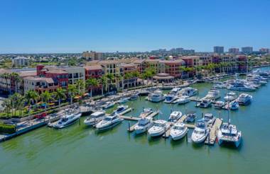 Luxury 3 Bed Condo at Popular Esplanade Overlooking Smokehouse Bay