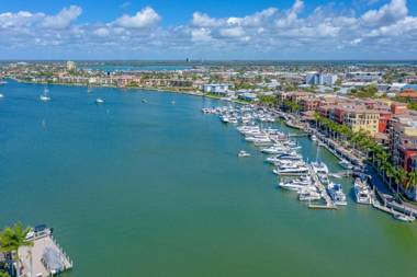 Luxury 3 Bed Condo at Popular Esplanade Overlooking Smokehouse Bay