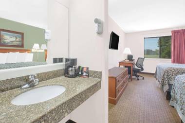 Days Inn & Suites by Wyndham Brinkley