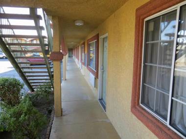 Delmonico Inn & Suites