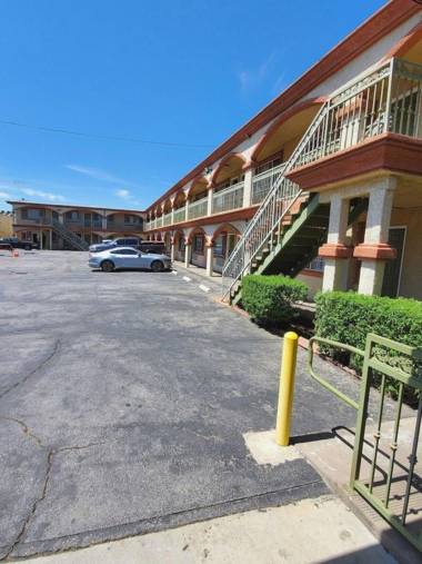 Delmonico Inn & Suites