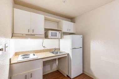 HomeTowne Studios by Red Roof Orlando - Casselberry