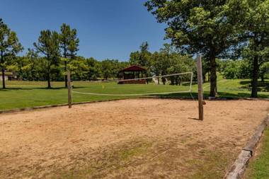 Luxury 2700 Sq Ft Log Cabin Private Hot Tub Game room Pool Table Best View