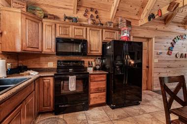 Luxury 2700 Sq Ft Log Cabin Private Hot Tub Game room Pool Table Best View