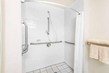 Super 8 by Wyndham West Middlesex/Sharon Area