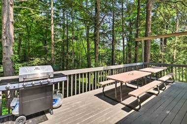 Spacious Cresco Cabin with Fire Pit and Game Room