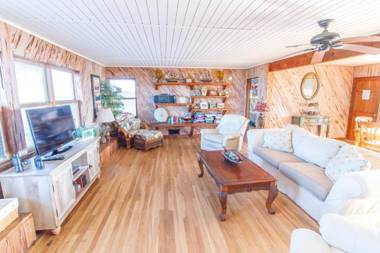 Hunter's Haven 2 Bedrooms Sleeps 6 Ocean Front Pet Friendly