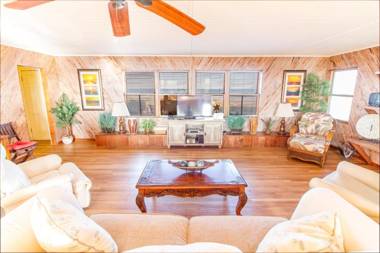 Hunter's Haven 2 Bedrooms Sleeps 6 Ocean Front Pet Friendly