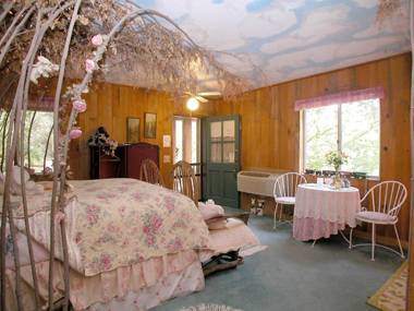 Wikiup Hummingbird Hotel