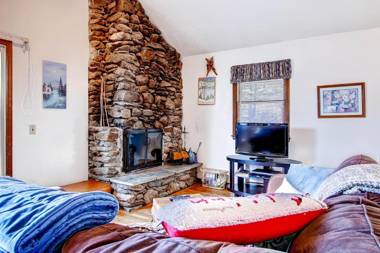 Sweet Life - Vermont Chalet - 6 person Indoor Hot Tub - 15 min to Killington