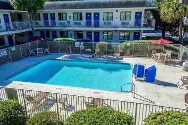 Motel 6-Charleston - North