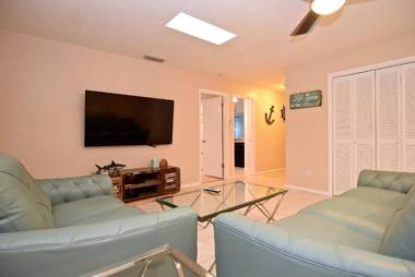 Crescent Street 1138 B Walk to the beach Pool 1 Bedroom Pet Friendly