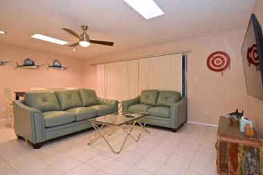 Crescent Street 1138 B Walk to the beach Pool 1 Bedroom Pet Friendly