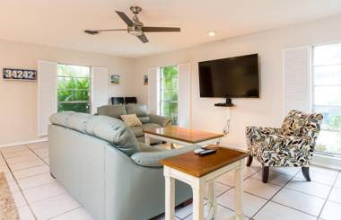 Crescent Street 1138 A pet-friendly 2 bedrooms Pool Walk to the beach