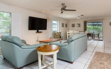 Crescent Street 1138 A pet-friendly 2 bedrooms Pool Walk to the beach