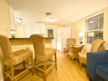 Siesta Beach Cottage Sleeps 6 Walk to Beach Stores & Restaurants