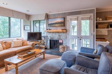 Cottonwood Condo 1413 - Remodeled Near Historic Sun Valley Lodge and Ice Rink