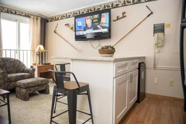 Stroll to Slopes Village Area Ski in-out MtLodge 322