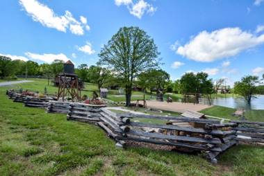 Chalets Resort LAKEFRONT Cottage Free Amenities Amazing views Kayaks 2 Pools