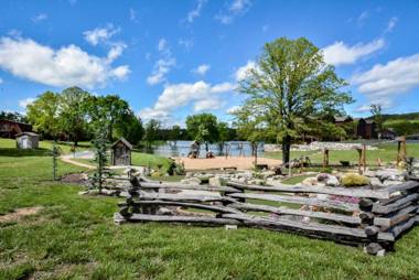 Chalets Resort LAKEFRONT Cottage Free Amenities Amazing views Kayaks 2 Pools