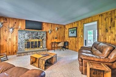 Spacious Apple Orchard Home Game Room Pool!