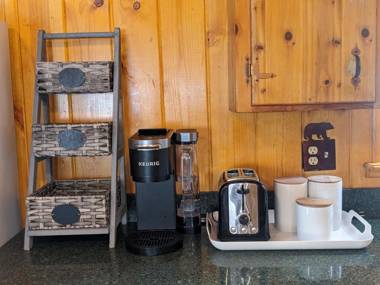 Sunny Bear Cabin - 1970 by Big Bear Vacations