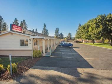 Shasta Pines Motel & Suites