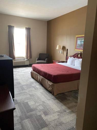 COLLINS INN & SUITES