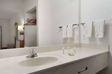 Super 8 by Wyndham Chatsworth/Dalton