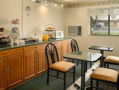 Super 8 by Wyndham Richmond/Broad Street