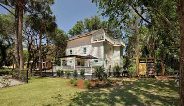 Folly Vacation 305 E Erie: Fantastic Location Recently Renovated!