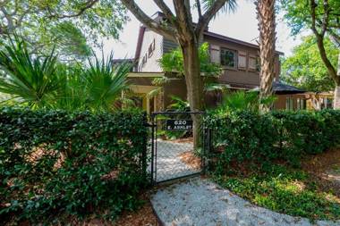 Folly Vacation 620 apartment w/bonus room one block to the beach & pet friendly