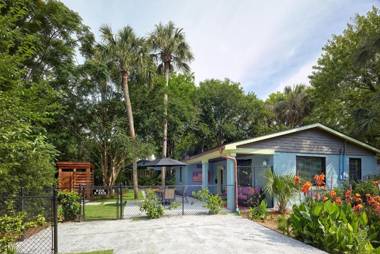 Folly Vacation 202 Beach Bungalow with all-new amenities