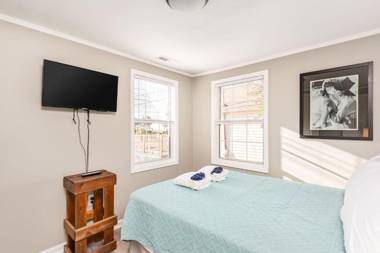 220 W Ashley - Corner Cottage - Central Location