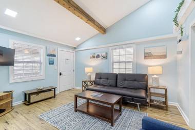 23 Center St - Sunny Side Up - Upstairs Apartment