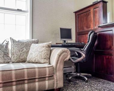 Econo Lodge & Suites Airport North Syracuse