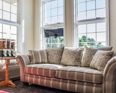 Econo Lodge & Suites Airport North Syracuse