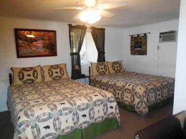 The Evening Shade River Lodge and Cabins