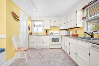 Creekside Cottage with Sunroom Fire Pit & WiFi!