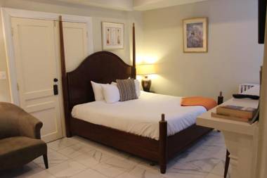 Large DUPLEX Apt 2Bdrm 1Den-Metro