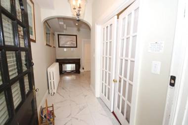 Large DUPLEX Apt 2Bdrm 1Den-Metro